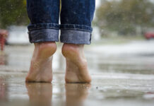 «Acercándose, abrazaron sus pies y le adoraron” (Mt 28, 9)